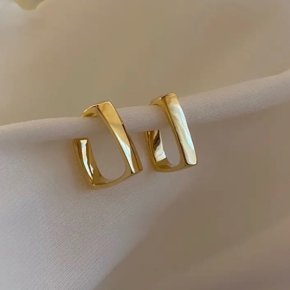 BOGO! Hoop Earring Geometric open hoops Gold color - Boutique NEW - Picture 1 of 5